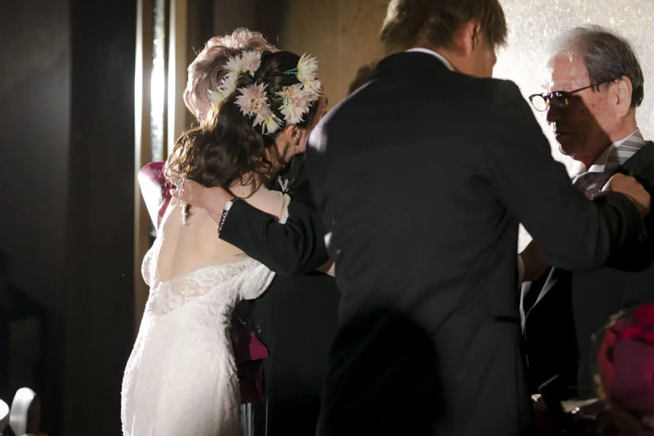  新郎様は新婦様側の親御様へ、新郎様は新婦様側の親御様へ記念品を